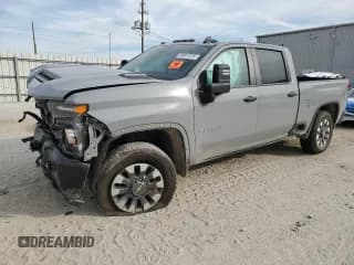 ✅ 2024 Chevrolet Silverado 2500HD Custom • VIN: 2GC4YMEY2R1251796 • Lot: 90911515. Wystawiony na Copart z przebiegiem 35 634 mil. Bezpłatny archiwum sprzedaży aukcyjnych z USA i szczegółowy raport historii pojazdu na DreamBid. Zdjęcie 1.