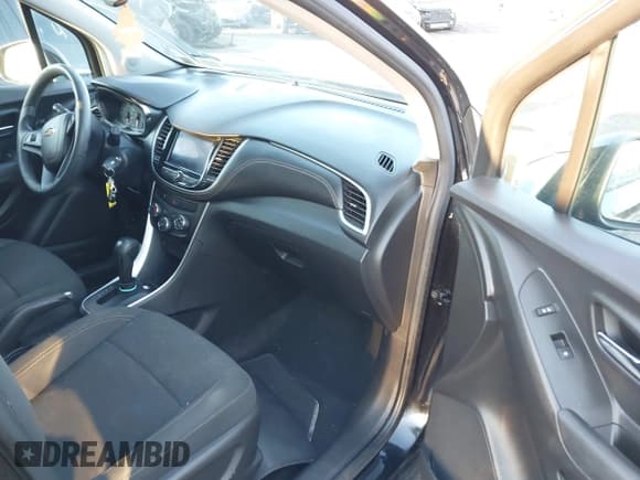 ✅ 2020 Chevrolet Trax LS • VIN: KL7CJKSB9LB327345 • Lot: 43727908. Wystawiony na IAAI z przebiegiem 38 903 mil. Bezpłatny archiwum sprzedaży aukcyjnych z USA i szczegółowy raport historii pojazdu na DreamBid. Zdjęcie 5.