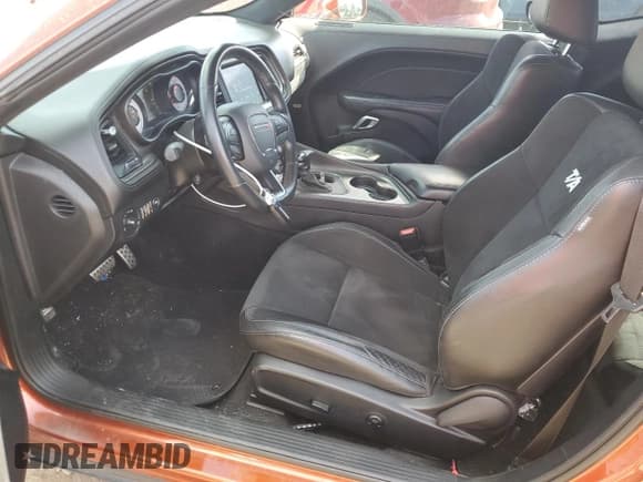 ✅ 2020 Dodge Challenger R/T Scat Pack • VIN: 2C3CDZFJ1LH240457 • Lot: 47928414. Wystawiony na Copart z przebiegiem 19 211 mil. Bezpłatny archiwum sprzedaży aukcyjnych z USA i szczegółowy raport historii pojazdu na DreamBid. Zdjęcie 7.