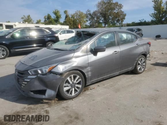 ✅ 2023 Nissan Versa SV • VIN: 3N1CN8EV8PL847849 • Лот: 80565695. Опубликован ранее на Copart с пробегом 52 048 миль. Бесплатный доступ к архиву аукционных продаж из США и подробный отчёт об истории автомобиля на DreamBid. Изображение 1.