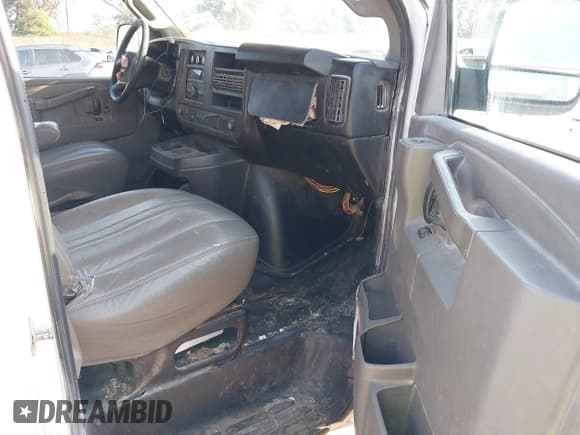 ✅ 2017 Chevrolet Express Cargo • VIN: 1GCWGBFF1H1136625 • Lot: 43149664. Listed on IAAI with 207,694 mi. Free auction sales archive from the USA and detailed vehicle history report at DreamBid. Image 5.