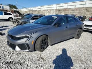 ✅ 2025 Kia K5 GT-Line • VIN: KNAG64J79S5282626 • Лот: 82355285. Опубликован ранее на Copart с пробегом 8 191 миль. Бесплатный доступ к архиву аукционных продаж из США и подробный отчёт об истории автомобиля на DreamBid. Изображение 1.