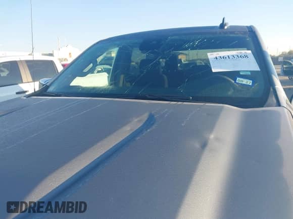 2026 Chevrolet Silverado 1500 LT z VIN 3GCUKDED5TG130130, wystawiony jako IAAI lot #43613368 z przebiegiem 3 302 mil mil oraz . Historia ofert i sprzedaży dostępna na DreamBid. Obrazek 6.