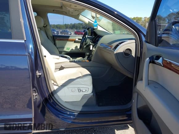 ✅ 2014 Audi Q7 Premium Plus • VIN: WA1LGAFE0ED010569 • Lot: 43578450. Wystawiony na IAAI z przebiegiem 160 413 mil. Bezpłatny archiwum sprzedaży aukcyjnych z USA i szczegółowy raport historii pojazdu na DreamBid. Zdjęcie 5.