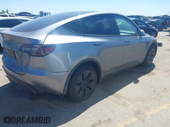 ✅ 2024 Tesla Model Y Long Range • VIN: 7SAYGAEE3RF153644 • Lot: 41932624. Wystawiony na IAAI z przebiegiem Nie podano. Bezpłatny archiwum sprzedaży aukcyjnych z USA i szczegółowy raport historii pojazdu na DreamBid. Zdjęcie 4.