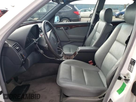 ✅ 1995 Mercedes-Benz C 2.8L • VIN: WDBHA28E1SF151911 • Лот: 76814424. Опубликован ранее на Copart с пробегом 128 184 миль. Бесплатный доступ к архиву аукционных продаж из США и подробный отчёт об истории автомобиля на DreamBid. Изображение 7.