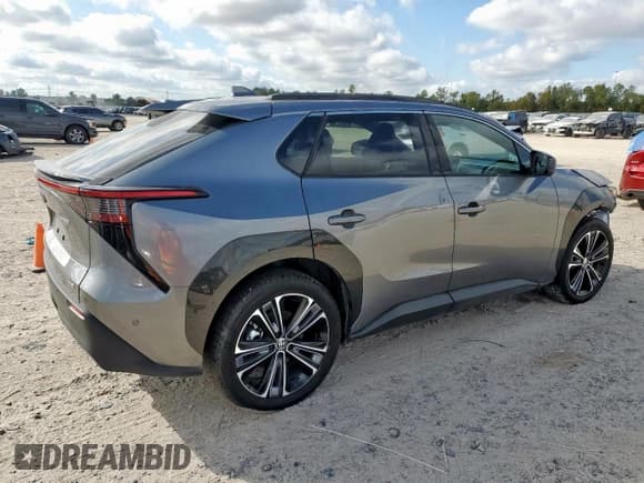 ✅ 2024 Toyota bZ4X XLE • VIN: JTMABACA9RA055045 • Lot: 92035805. Wystawiony na Copart z przebiegiem 10 335 mil. Bezpłatny archiwum sprzedaży aukcyjnych z USA i szczegółowy raport historii pojazdu na DreamBid. Zdjęcie 3.