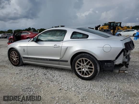 2014 Ford Mustang V6 z VIN 1ZVBP8AM9E5253703, wystawiony jako Copart lot #86166665 z przebiegiem 139 131 mil mil oraz Szkoda całkowita • Salvage title. Historia ofert i sprzedaży dostępna na DreamBid. Obrazek 2.