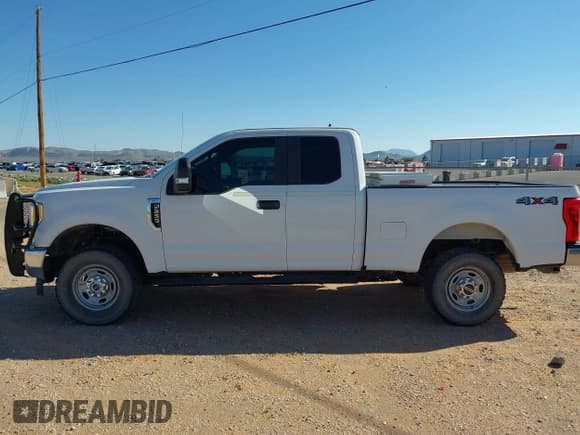 ✅ 2017 Ford F-250 XLT • VIN: 1FT7X2B64HEF20448 • Lot: 43143381. Wystawiony na IAAI z przebiegiem 157 031 mil. Bezpłatny archiwum sprzedaży aukcyjnych z USA i szczegółowy raport historii pojazdu na DreamBid. Zdjęcie 14.