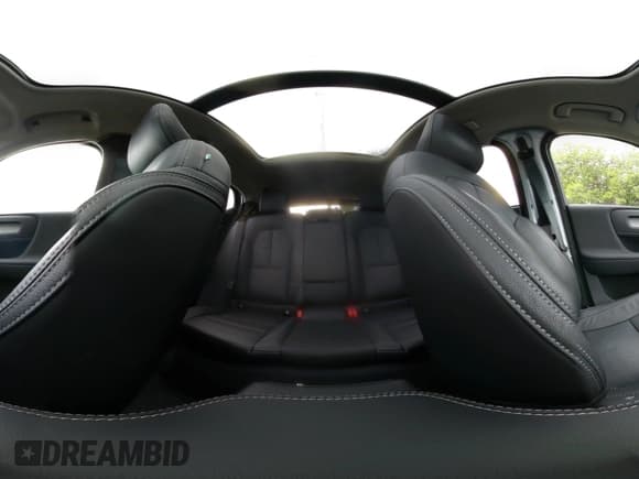 ✅ 2024 Volvo XC40 Ultimate Bright Theme • VIN: YV4L12UF8R2265543 • Lot: 42546549. Wystawiony na IAAI z przebiegiem Nie podano. Bezpłatny archiwum sprzedaży aukcyjnych z USA i szczegółowy raport historii pojazdu na DreamBid. Zdjęcie 20.