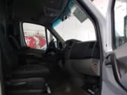 ✅ 2014 Mercedes-Benz Sprinter Cargo • VIN: WD3PE7DC2E5911044 • Lot: 39641279. Wystawiony na IAAI z przebiegiem 127 202 mil. Bezpłatny archiwum sprzedaży aukcyjnych z USA i szczegółowy raport historii pojazdu na DreamBid. Zdjęcie 5.