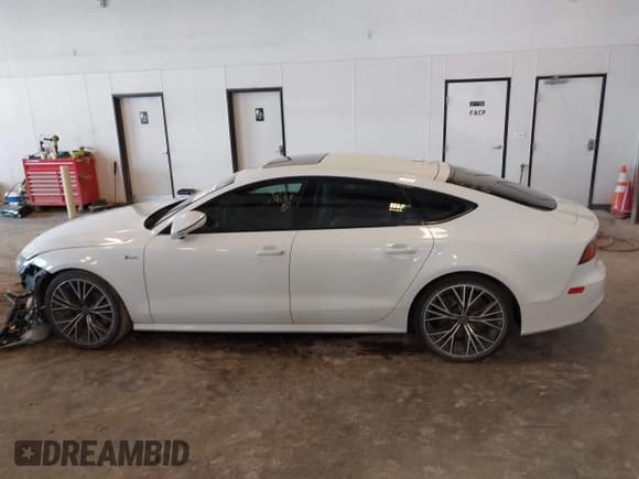 ✅ 2017 Audi A7 • VIN: WAU22BFC6HN040658 • Lot: 43313075. Wystawiony na IAAI z przebiegiem 94 407 mil. Bezpłatny archiwum sprzedaży aukcyjnych z USA i szczegółowy raport historii pojazdu na DreamBid. Zdjęcie 14.