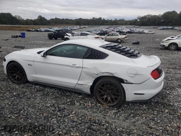 ✅ 2020 Ford Mustang GT • VIN: 1FA6P8CF7L5185410 • Lot: 90305915. Wystawiony na Copart z przebiegiem 61 714 mil. Bezpłatny archiwum sprzedaży aukcyjnych z USA i szczegółowy raport historii pojazdu na DreamBid. Zdjęcie 2.