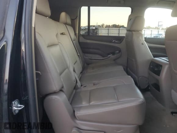 ✅ 2018 Chevrolet Suburban LT • VIN: 1GNSCHKC1JR389015 • Lot: 80852524. Wystawiony na Copart z przebiegiem 164 252 mil. Bezpłatny archiwum sprzedaży aukcyjnych z USA i szczegółowy raport historii pojazdu na DreamBid. Zdjęcie 11.