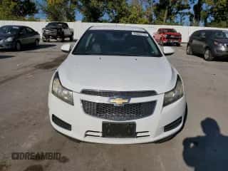 2013 Chevrolet Cruze 2LT z VIN 1G1PE5SB9D7245266, wystawiony jako Copart lot #70882115 z przebiegiem 152 070 mil mil oraz Czysty tytuł • Clean title. Historia ofert i sprzedaży dostępna na DreamBid. Obrazek 5.