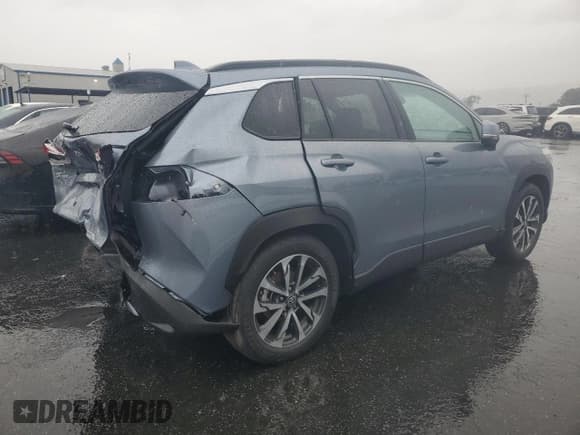 ✅ 2022 Toyota Corolla Cross XLE • VIN: 7MUDAABG0NV025831 • Lot: 91628265. Wystawiony na Copart z przebiegiem 14 630 mil. Bezpłatny archiwum sprzedaży aukcyjnych z USA i szczegółowy raport historii pojazdu na DreamBid. Zdjęcie 3.