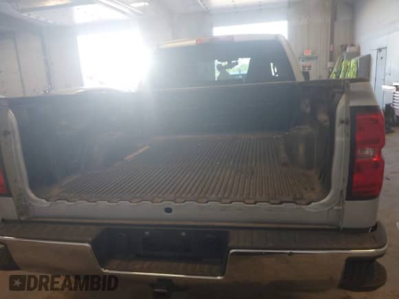 2018 Chevrolet Silverado 1500 LT z VIN 1GCVKREC6JZ298381, wystawiony jako IAAI lot #43383942 z przebiegiem 101 454 mil mil oraz . Historia ofert i sprzedaży dostępna na DreamBid. Obrazek 16.