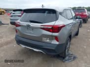 ✅ 2021 Kia Seltos LX • VIN: KNDEPCAA2M7141398 • Lot: 43291734. Wystawiony na IAAI z przebiegiem 78 074 mil. Bezpłatny archiwum sprzedaży aukcyjnych z USA i szczegółowy raport historii pojazdu na DreamBid. Zdjęcie 4.