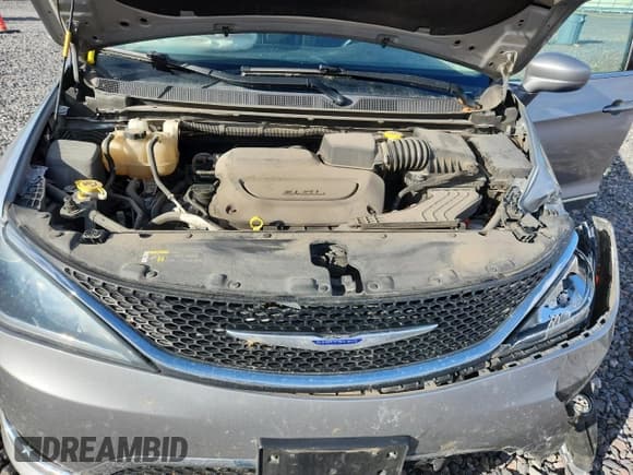 ✅ 2019 Chrysler Pacifica Touring L Plus • VIN: 2C4RC1EG1KR599915 • Lot: 82344215. Listed on Copart with 127,279 mi. Free auction sales archive from the USA and detailed vehicle history report at DreamBid. Image 11.