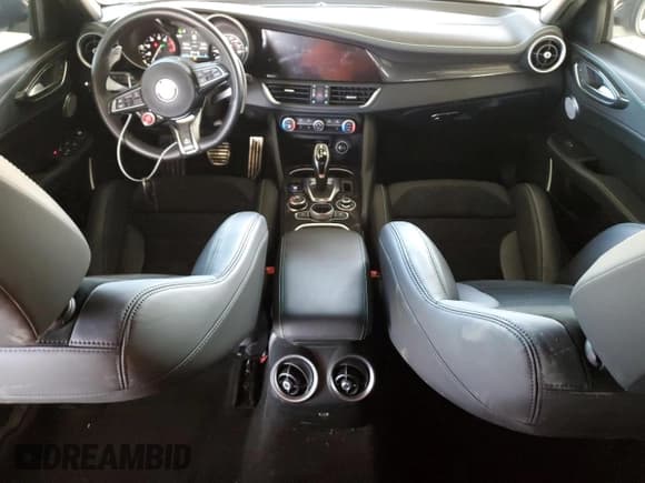 ✅ 2021 Alfa Romeo Giulia Quadrifoglio • VIN: ZARFAMEV5M7646074 • Lot: 46932545. Wystawiony na Copart z przebiegiem 21 797 mil. Bezpłatny archiwum sprzedaży aukcyjnych z USA i szczegółowy raport historii pojazdu na DreamBid. Zdjęcie 8.