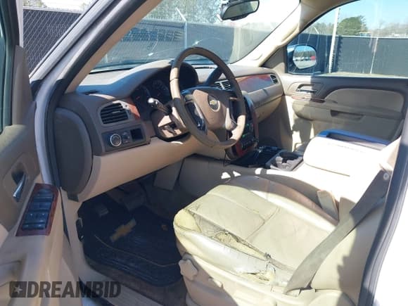 ✅ 2011 Chevrolet Suburban LT • VIN: 1GNSCJE05BR357775 • Lot: 41807667. Wystawiony na IAAI z przebiegiem 327 313 mil. Bezpłatny archiwum sprzedaży aukcyjnych z USA i szczegółowy raport historii pojazdu na DreamBid. Zdjęcie 5.