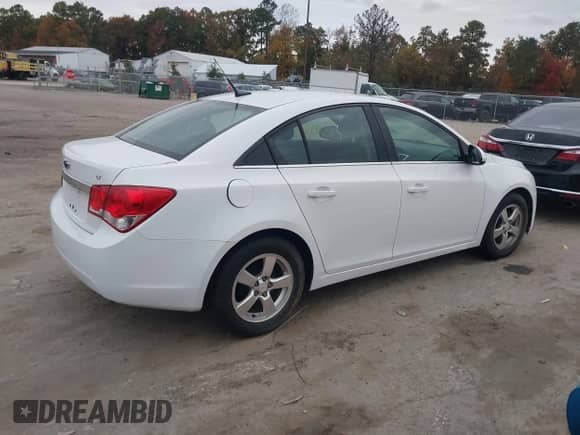 2014 Chevrolet Cruze 1LT z VIN 1G1PC5SB2E7401106, wystawiony jako IAAI lot #43573350 z przebiegiem 108 498 mil mil oraz . Historia ofert i sprzedaży dostępna na DreamBid. Obrazek 4.