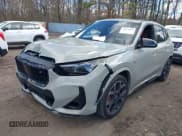 ✅ 2024 BMW X1 • VIN: WBX13EF0XR5Y53377 • Lot: 41978443. Wystawiony na IAAI z przebiegiem 16 987 mil. Bezpłatny archiwum sprzedaży aukcyjnych z USA i szczegółowy raport historii pojazdu na DreamBid. Zdjęcie 2.