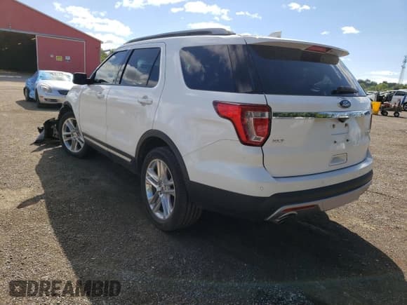 ✅ 2017 Ford Explorer XLT • VIN: 1FM5K8D8XHGA90495 • Lot: 52919032. Wystawiony na Copart z przebiegiem 110 005 mil. Bezpłatny archiwum sprzedaży aukcyjnych z USA i szczegółowy raport historii pojazdu na DreamBid. Zdjęcie 3.