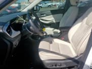 ✅ 2024 Buick Encore GX Avenir • VIN: KL4AMFSL9RB017071 • Lot: 52003565. Wystawiony na Copart z przebiegiem 8 013 mil. Bezpłatny archiwum sprzedaży aukcyjnych z USA i szczegółowy raport historii pojazdu na DreamBid. Zdjęcie 7.