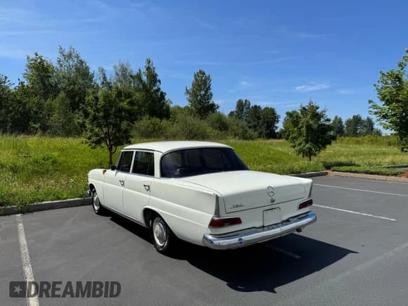 ✅ 1965 Mercedes-Benz 190 • VIN: 11001010128181 • Lot: 94197345. Wystawiony na Copart z przebiegiem 77 434 mil. Bezpłatny archiwum sprzedaży aukcyjnych z USA i szczegółowy raport historii pojazdu na DreamBid. Zdjęcie 3.