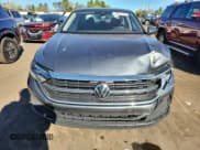 ✅ 2024 Volkswagen Jetta SE • VIN: 3VW7M7BU0RM069256 • Lot: 86711615. Wystawiony na Copart z przebiegiem 18 880 mil. Bezpłatny archiwum sprzedaży aukcyjnych z USA i szczegółowy raport historii pojazdu na DreamBid. Zdjęcie 5.