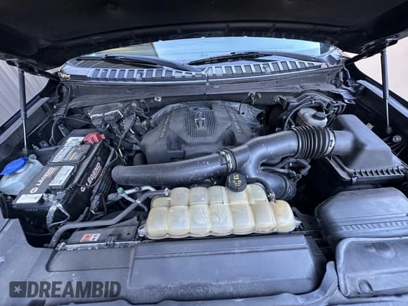 ✅ 2018 Lincoln Navigator Select • VIN: 5LMJJ3JT6JEL15197 • Lot: 43779212. Wystawiony na IAAI z przebiegiem 224 092 mil. Bezpłatny archiwum sprzedaży aukcyjnych z USA i szczegółowy raport historii pojazdu na DreamBid. Zdjęcie 9.