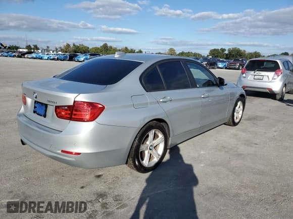 ✅ 2013 BMW 3 Series 328i xDrive • VIN: WBA3B5C58DF594607 • Lot: 91294965. Wystawiony na Copart z przebiegiem 129 665 mil. Bezpłatny archiwum sprzedaży aukcyjnych z USA i szczegółowy raport historii pojazdu na DreamBid. Zdjęcie 3.