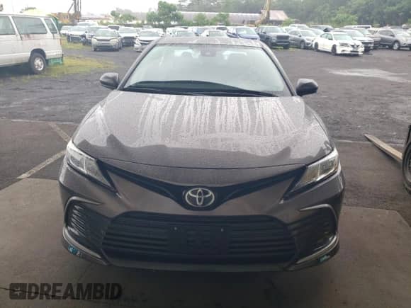 2021 Toyota Camry LE z VIN 4T1C11AK4MU590391, wystawiony jako Copart lot #81238415 z przebiegiem 63 738 mil mil oraz Szkoda całkowita • Salvage title. Historia ofert i sprzedaży dostępna na DreamBid. Obrazek 5.