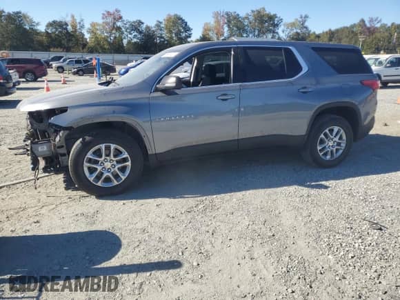 2021 Chevrolet Traverse LS z VIN 1GNEVFKW0MJ161225, wystawiony jako Copart lot #85497225 z przebiegiem 62 776 mil mil oraz Szkoda całkowita • Salvage title. Historia ofert i sprzedaży dostępna na DreamBid. Obrazek 1.