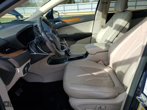 ✅ 2017 Lincoln MKC Select • VIN: 5LMCJ2D91HUL40091 • Lot: 90821195. Wystawiony na Copart z przebiegiem 61 672 mil. Bezpłatny archiwum sprzedaży aukcyjnych z USA i szczegółowy raport historii pojazdu na DreamBid. Zdjęcie 7.