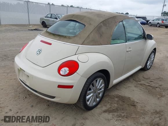 ✅ 2008 Volkswagen Beetle SE • VIN: 3VWRF31Y88M418713 • Lot: 42884556. Listed on IAAI with 128,689 mi. Free auction sales archive from the USA and detailed vehicle history report at DreamBid. Image 4.