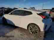 2020 Hyundai Veloster Premium z VIN KMHTG6AF6LU022401, wystawiony jako Copart lot #41692695 z przebiegiem 125 933 mil mil oraz Czysty tytuł • Clean title. Historia ofert i sprzedaży dostępna na DreamBid. Obrazek 2.