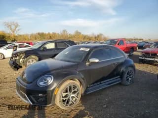 ✅ 2018 Volkswagen Beetle Dune • VIN: 3VWSD7AT8JM714856 • Lot: 77493564. Wystawiony na Copart z przebiegiem 29 154 mil. Bezpłatny archiwum sprzedaży aukcyjnych z USA i szczegółowy raport historii pojazdu na DreamBid. Zdjęcie 1.