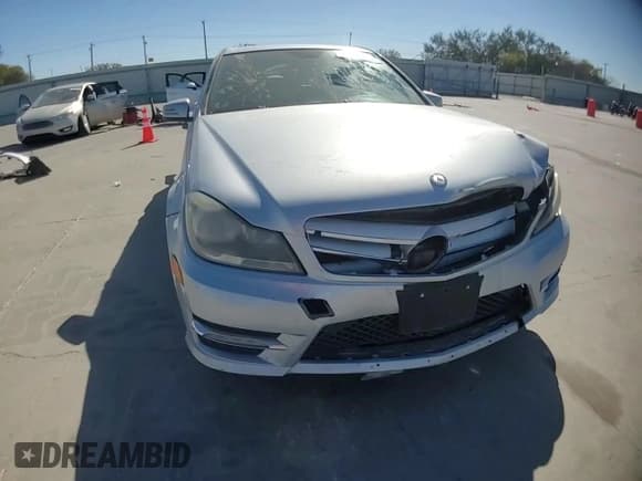 ✅ 2013 Mercedes-Benz C 250 Sport • VIN: WDDGF4HB4DA810120 • Lot: 91931405. Wystawiony na Copart z przebiegiem 120 448 mil. Bezpłatny archiwum sprzedaży aukcyjnych z USA i szczegółowy raport historii pojazdu na DreamBid. Zdjęcie 14.