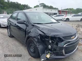 2018 Chevrolet Sonic LS z VIN 1G1JB5SH9J4126214, wystawiony jako IAAI lot #42253300 z przebiegiem 84 727 mil mil oraz . Historia ofert i sprzedaży dostępna na DreamBid. Obrazek 1.