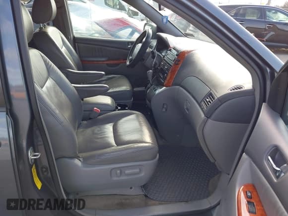 ✅ 2010 Toyota Sienna XLE Limited • VIN: 5TDYK4CC2AS291674 • Lot: 43815200. Wystawiony na IAAI z przebiegiem 231 078 mil. Bezpłatny archiwum sprzedaży aukcyjnych z USA i szczegółowy raport historii pojazdu na DreamBid. Zdjęcie 5.