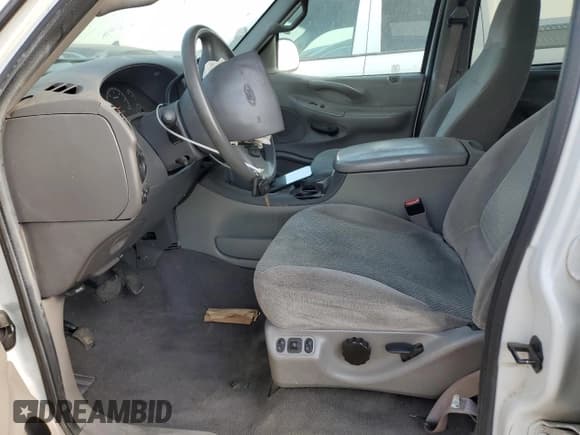 ✅ 2002 Ford Expedition XLT • VIN: 1FMRU15W42LA37371 • Lot: 68281875. Wystawiony na Copart z przebiegiem 120 222 mil. Bezpłatny archiwum sprzedaży aukcyjnych z USA i szczegółowy raport historii pojazdu na DreamBid. Zdjęcie 7.