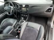 ✅ 2013 Chrysler 200 S • VIN: 1C3BCBGG9DN515865 • Lot: 65997235. Wystawiony na Copart z przebiegiem 68 247 mil. Bezpłatny archiwum sprzedaży aukcyjnych z USA i szczegółowy raport historii pojazdu na DreamBid. Zdjęcie 8.