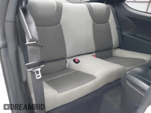 ✅ 2014 Hyundai Genesis Coupe 2.0T • VIN: KMHHT6KD2EU119029 • Lot: 42563822. Wystawiony na IAAI z przebiegiem 66 771 mil. Bezpłatny archiwum sprzedaży aukcyjnych z USA i szczegółowy raport historii pojazdu na DreamBid. Zdjęcie 8.