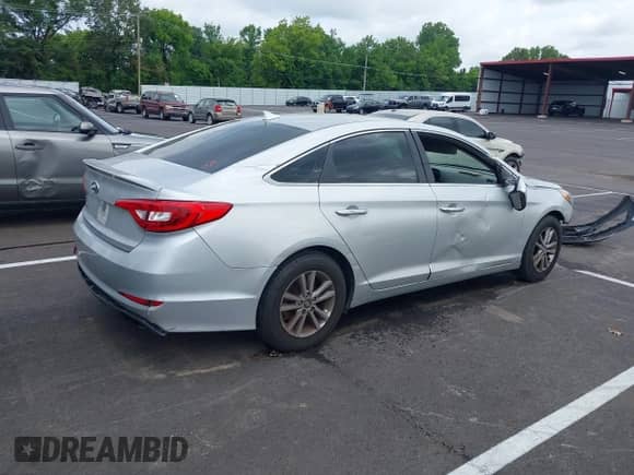 2016 Hyundai Sonata 2.4L z VIN 5NPE24AF1GH409129, wystawiony jako IAAI lot #42497240 z przebiegiem 228 574 mil mil oraz . Historia ofert i sprzedaży dostępna na DreamBid. Obrazek 4.