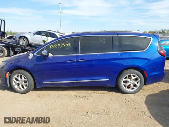 ✅ 2020 Chrysler Pacifica Limited • VIN: 2C4RC1GG2LR121999 • Lot: 43299808. Wystawiony na IAAI z przebiegiem 94 503 mil. Bezpłatny archiwum sprzedaży aukcyjnych z USA i szczegółowy raport historii pojazdu na DreamBid. Zdjęcie 15.