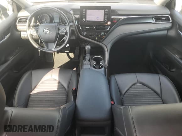 ✅ 2024 Toyota Camry SE • VIN: 4T1G11AK4RU849826 • Lot: 93326105. Wystawiony na Copart z przebiegiem 44 971 mil. Bezpłatny archiwum sprzedaży aukcyjnych z USA i szczegółowy raport historii pojazdu na DreamBid. Zdjęcie 8.