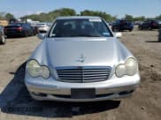 ✅ 2002 Mercedes-Benz C 230/260/280/320 • VIN: WDBRF61J82F183288 • Lot: 80257455. Wystawiony na Copart z przebiegiem 189 543 mil. Bezpłatny archiwum sprzedaży aukcyjnych z USA i szczegółowy raport historii pojazdu na DreamBid. Zdjęcie 5.