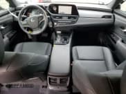 ✅ 2025 Lexus ES 300h • VIN: 58ADA1C12SU061973 • Лот: 55266665. Опубликован ранее на Copart с пробегом 5 412 миль. Бесплатный доступ к архиву аукционных продаж из США и подробный отчёт об истории автомобиля на DreamBid. Изображение 8.